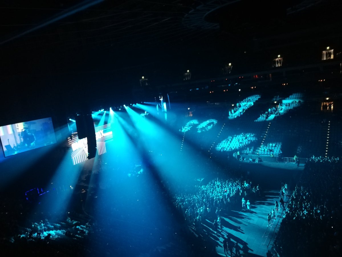 Lucipherina's tweet photo. #maroon5 #adamlevine #prague #czechrepublic #waiting #excited https://t.co/tweuqIb8wK