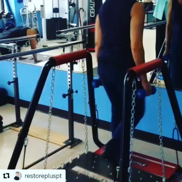 ShuttleSystems's tweet image. My patient loves this exercise. She said it helped her get on the escalator safely while carrying her shopping bags. Very useful indeed 😆 #functionaltraining #functionalexercises #balancetraining #shuttlesystems #shuttlebalance #restorepluspt #physicaltherapy #fisioterapia #…