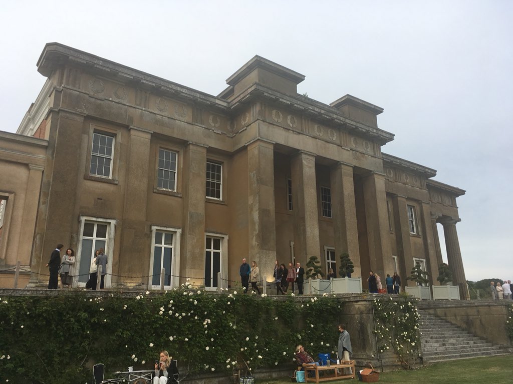 Pure joy to watch #GrangeFalstaff dress @GrangeFestival - bravos @francescocillu1 @luscombechris @BSOrchestra @PritchardElin @rhianlois @LesterNicholas @CJGillett & non-Twitterati #AngelaSimkin #SusanBickley #GrahamClark #PietrodiBianco #RobertHayward #AlessandroFisher