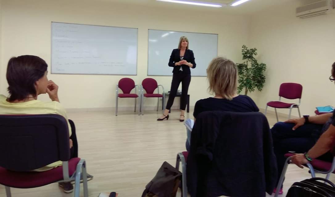 ICatPNL's tweet photo. Tot i que una bona presentació en públic requereix preparació i assaig, la capacitat d'improvisació és un molt bon recurs per a qualsevol orador i oradora. Aquesta tarda ens ho estem passant "pipa" al #TrainersTraining amb #PNL a l'@ICatPNL. https://t.co/kmNIvVYj40 https://t.co/l9j3z6K21G