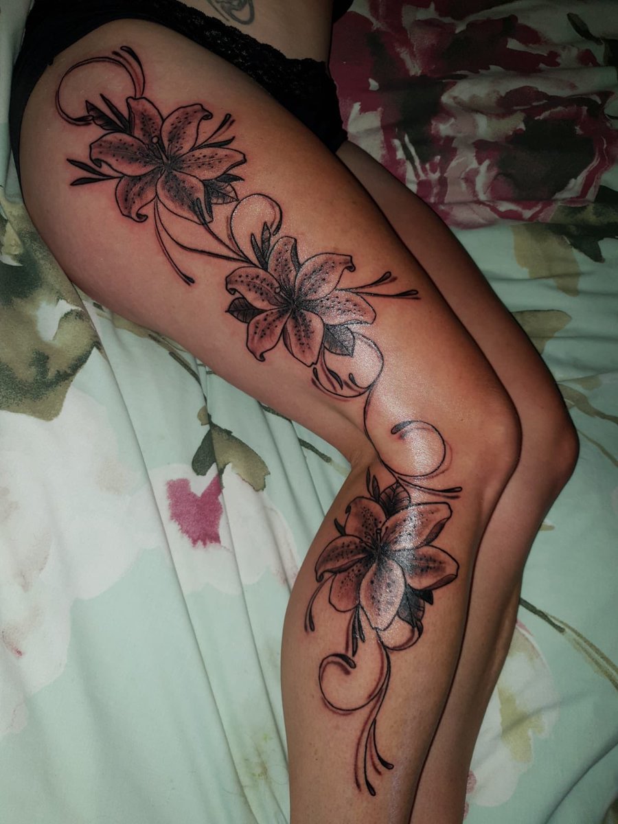 S4nd1es's tweet photo. #legInked #tattoo #Lilies https://t.co/XuOvoSoiCR