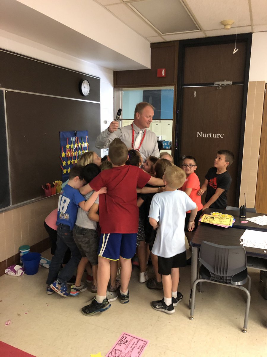 Mrs. Lovegren’s kids got a great surprise when their kindergarten principal, now superintendent, came to visit. It was a great way to end the year! Thanks, <a href="/MontiMagic_Supt/">Eric Olson</a> #PWEpaws #MontiMagic