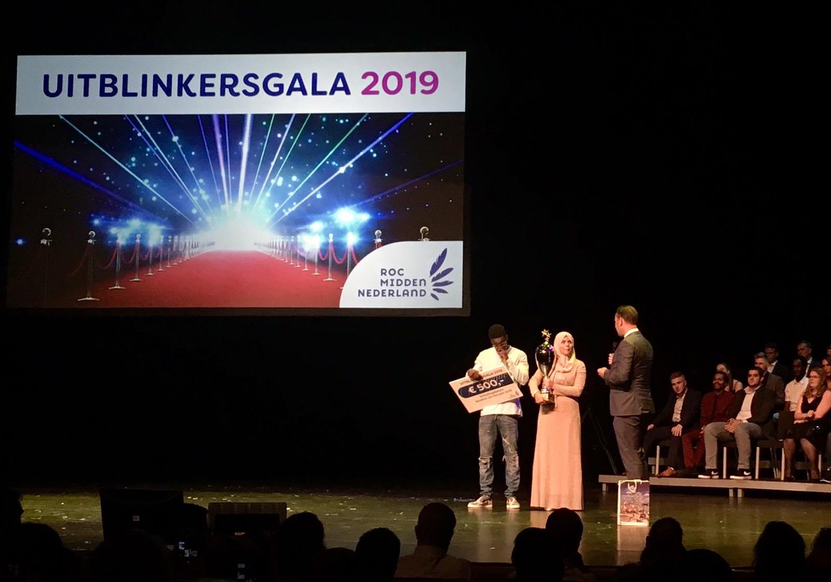 Vanavond, tijdens het #Uitblinkersgala in de @stadssxh, maakte ik met <a href="/DefanoHolwijn/">Défano Holwijn</a> de Uitblinker <a href="/ROC_MN/">ROC Midden Nederland</a> bekend. Van harte gefeliciteerd, Sabria Zaid!