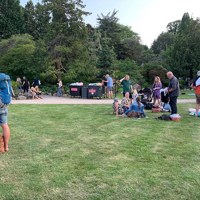 PeterTanev's tweet photo. 3000 voksne i botanisk have til koncerter ikke et stykke skrald.....hvem kan lære noget af det? #generationklima https://t.co/aoV16bAFLl https://t.co/R22mX7nh39