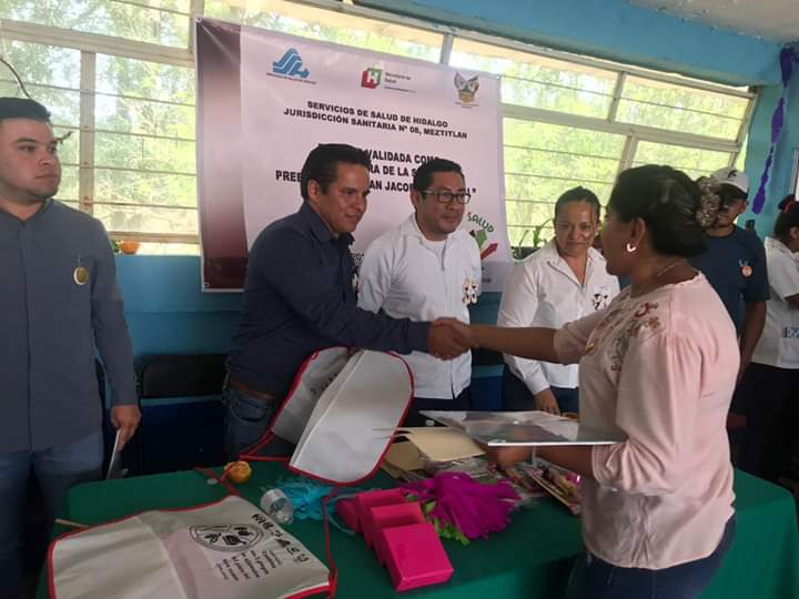 VoluntariadoSSH's tweet photo. El Voluntariado de la Jurisdicción Sanitaria de Metztitlán entrego juguetes para niñas y niños, así como insumos para las madres de familia del Preescolar "Juan Jacobo Rousseau" de Eloxochitlán.
De esta forma se contribuye al programa de "Escuela Promotora de la Salud". https://t.co/ufaHRCMuD6