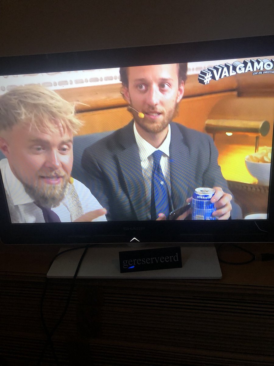 StrandfeltDK's tweet photo. #valgamok live fra Amsterdam! Få noget sprut på ham den høje @peterfalktoft @EsbenBjerre https://t.co/6Eu72tqRMY