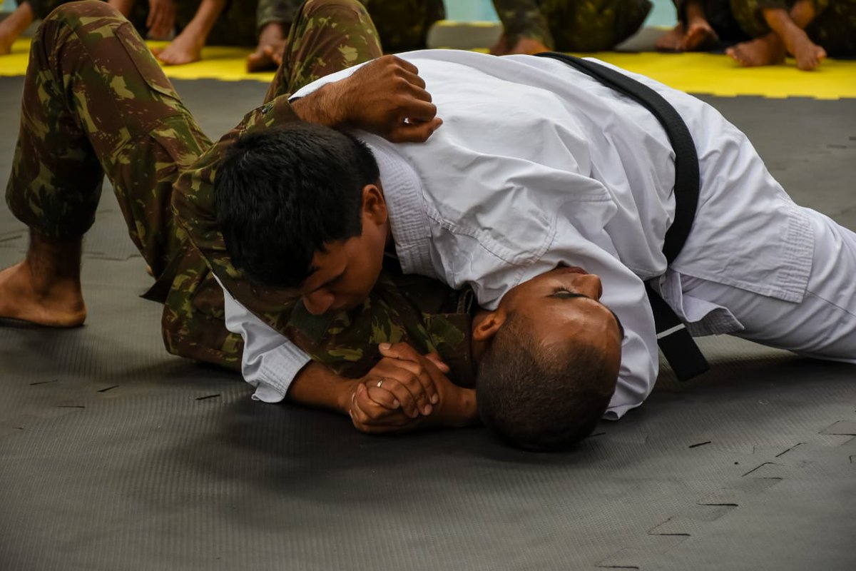 CmdoCMO's tweet photo. Os Alunos do Curso de Formação de Cabos (CFC) da 9ª Cia Gd (Campo Grande/MS) tiveram instruções de defesa corporal. O treinamento capacita os militares a defenderem-se contra agressões, com ou sem armas, e atacar, a mãos livres. 
#combatividade
#Pantanal https://t.co/4eQFDesj8J