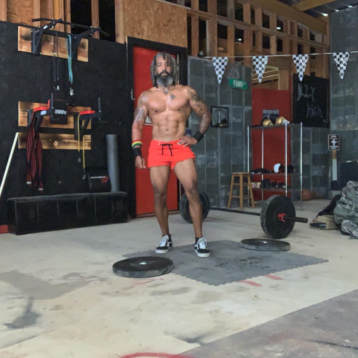ChadHale14's tweet photo. Spartan 300 Workout Preview https://t.co/e2MpaaVOIo via @YouTube #trainwiththechief #jahbless #fitrasta #armyveteran #cureforptsd #bodybuilding #meditation #yoga #freeyourmind #sickomode #WednesdayMotivation #abcheck #cannabiscures #cleaneating https://t.co/VtjHeS3py0