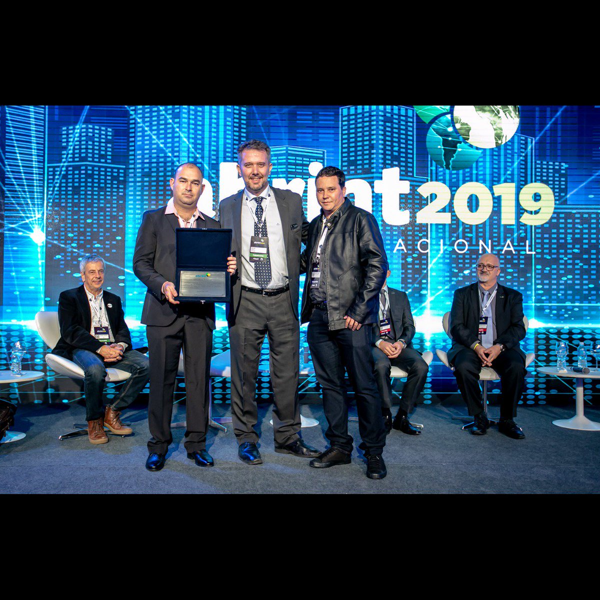 AbrintOficial's tweet photo. Homenagem ao provedor regional de internet Inforshow Telecom, pela prestação de serviço realizada em Brumadinho (MG) após o rompimento da barragem de rejeitos de minério de ferro.
#abrint2019 #abrint https://t.co/t3QzNvrFZd