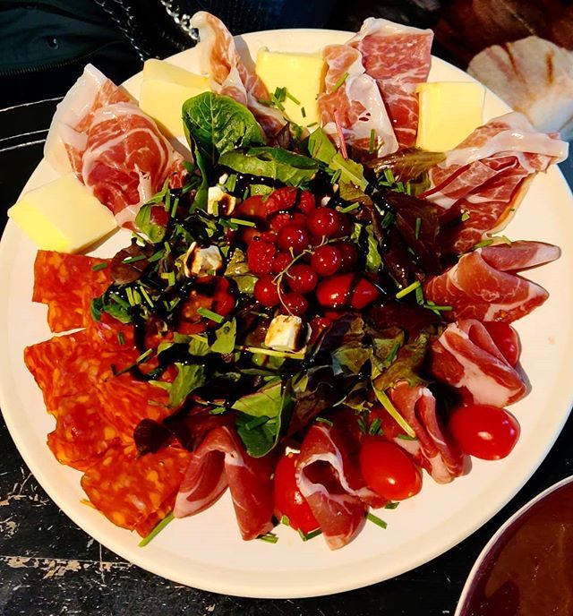 a_tables's tweet photo. Ça arrive bientôt... 🤫😎 Mais d'où vient cette assiette ? 🤔 À vous de deviner dans les commentaires ! 🙏♥️ #foodporn #sharefood #foodlifestyle #roueninfluence #roueninfluenceur #rouen #rouen_influenceur #rouentourisme #normandie #normandietourisme #foo… https://t.co/T4UM2BCQ2z https://t.co/60qvmkq6FI