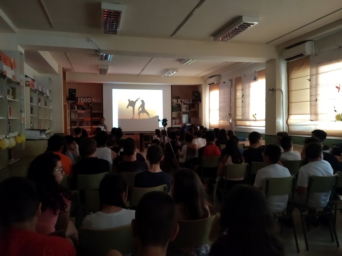 Hace unos días tuvimos en la biblioteca una nueva sesión de Agalma. Nos mostraron su saber hacer en el kung-fu, el free style rapero y la gastronomía, ¡con degustación dulce incluida! Qué suerte poder ver  a nuestro alumnado haciendo lo que les apasiona. <a href="/doraricel/">Departamento de Orientación IES Aricel</a> <a href="/BECREAGR/">Red BECREA Granada</a>