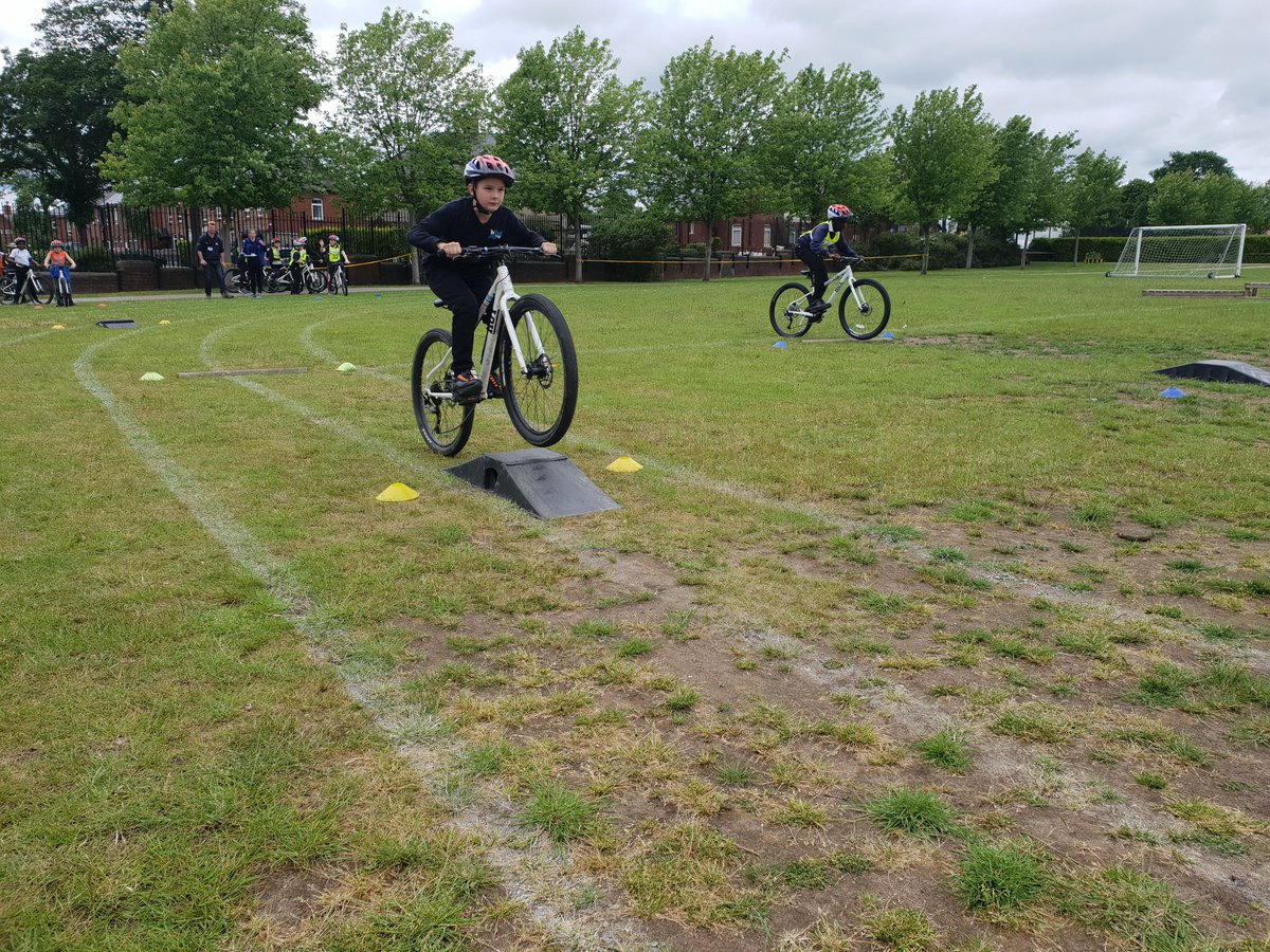 ArchesSSP's tweet photo. Awesome afternoon at Hinde House Primary π΄ββοΈπ΄ββοΈ. 30 children enjoying fun races and challenges π. Thanks to Martin and Abbie from @BritishCycling great job π #MovemoreMonth19 @GoRideSheffield @Nick_Wells22 @DomMcDermott https://t.co/Ls2RZOFGft