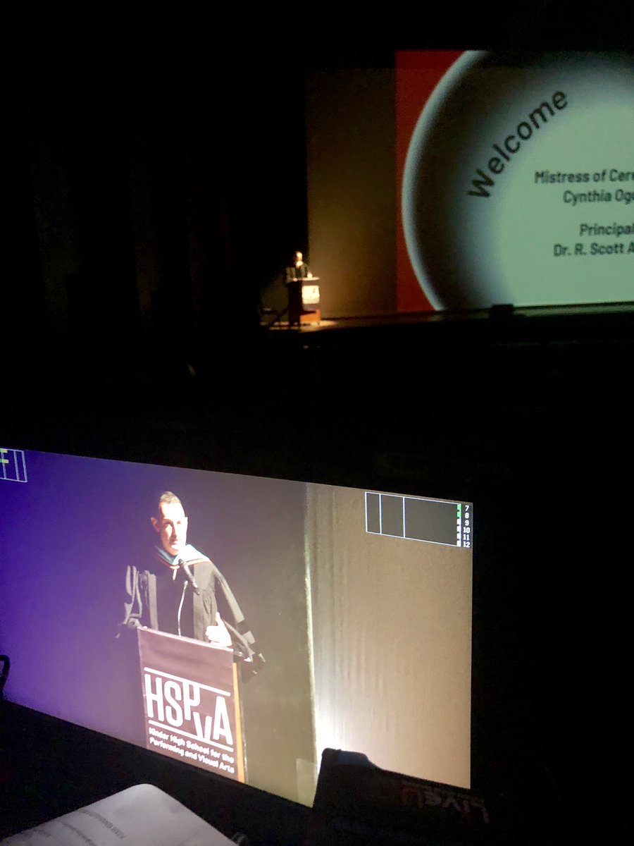 HISDEspanol's tweet photo. Por primera vez #HISD transmitió en vivo una graduación, la ceremonia de @HSPVA, un evento inolvidable. https://t.co/N3C3RaYe82 #HISD #HISDGradStories #MyGraduationLive #HISDEmpowers https://t.co/VwegBHJeK9