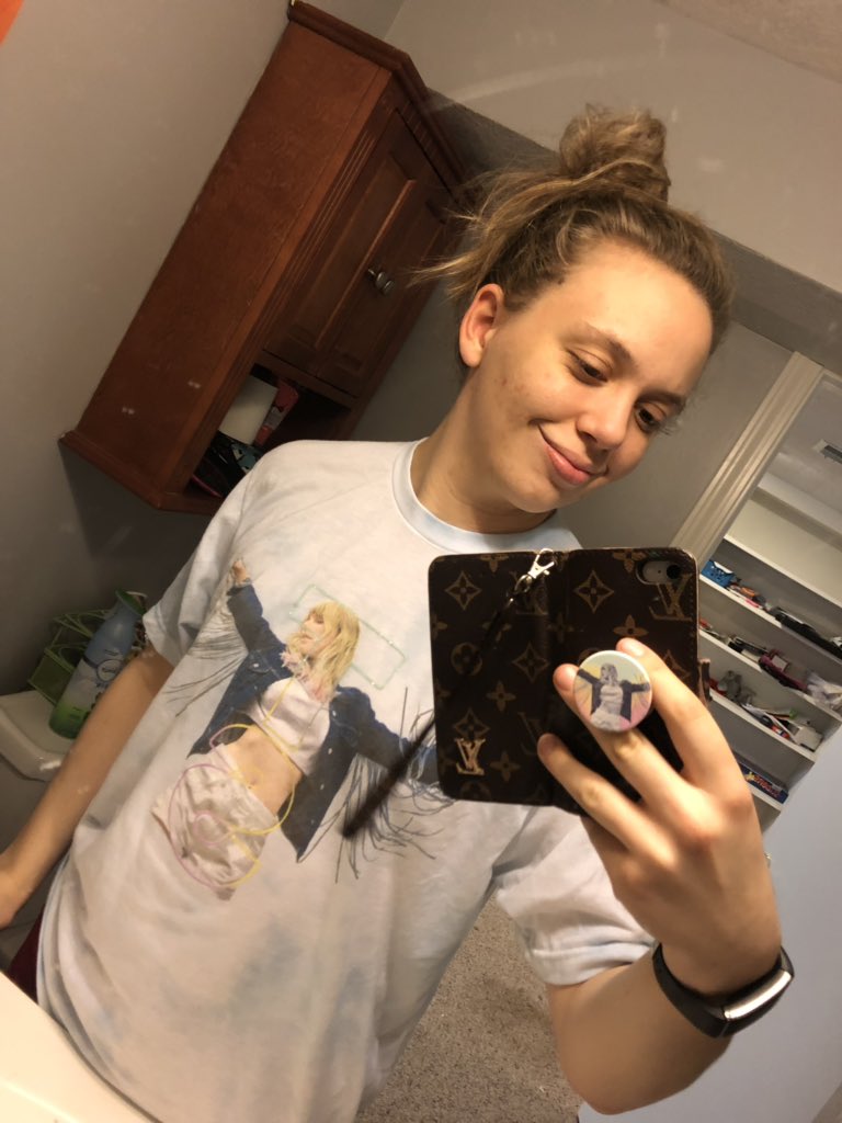 rbacon38_'s tweet photo. @Ru_ReAdy_FoR_IT @taylorswift13 @taylornation13 #MEMerch https://t.co/X9BJXdc9AF