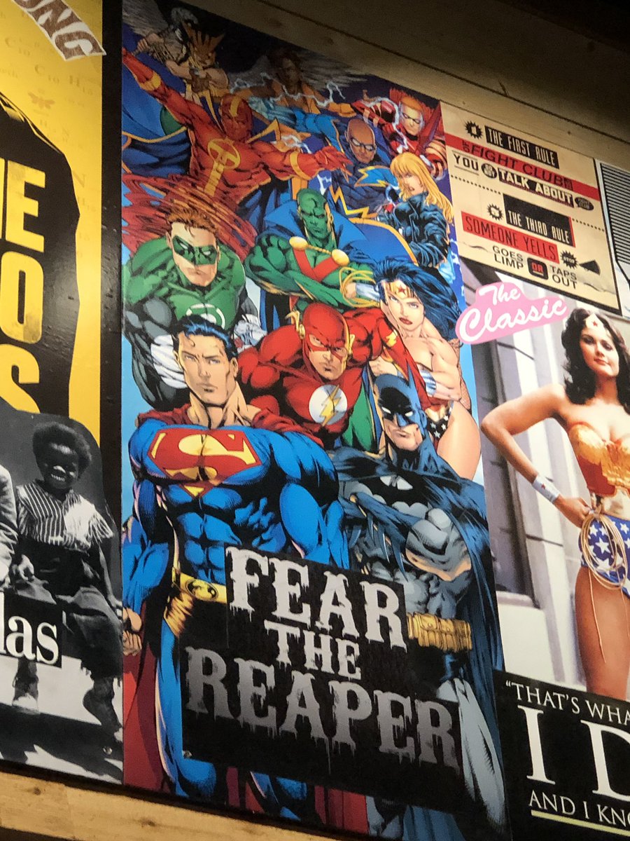 I walk into this restaurant and see my favorite JLA on the wall. Thanks <a href="/Mashdfrisco/">Mashd</a> #mashd