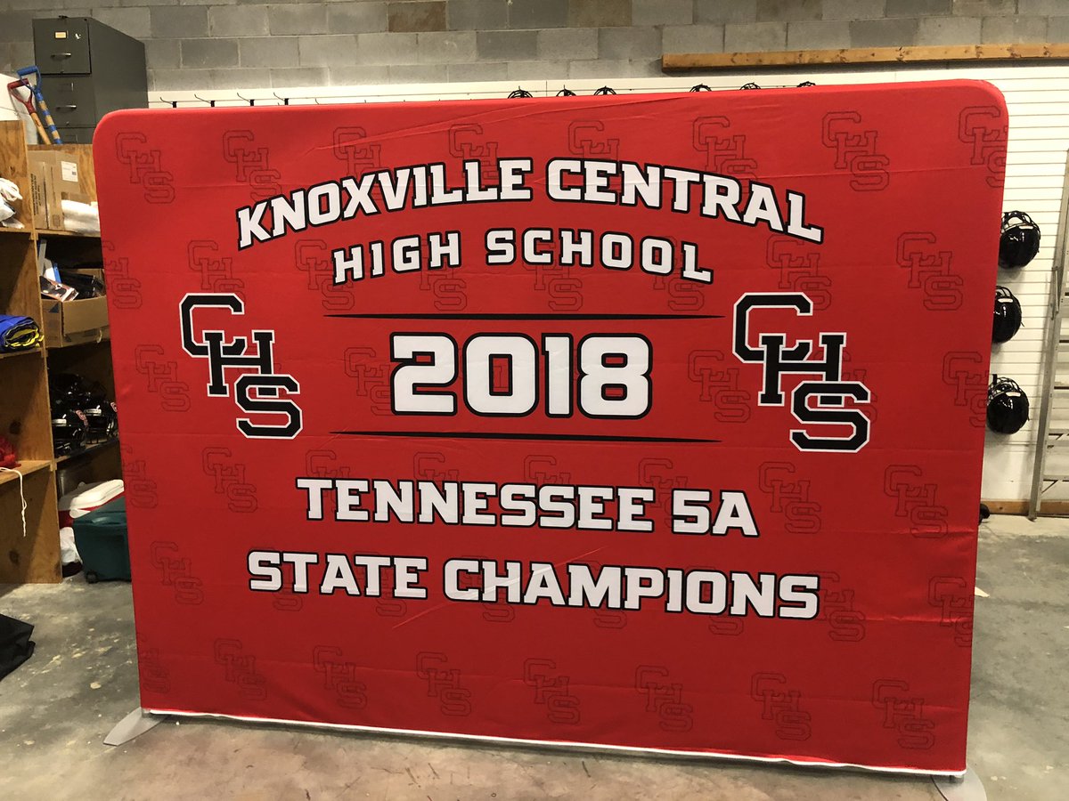_CoachBR's tweet photo. Shoutout to @Luke_Keller2109 @herffjones and @BSNSPORTS_Knox for the new backdrop. Looks great #dualsided https://t.co/OIULC8C3XS