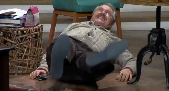 MilenioNoticiaa's tweet photo. Pedrito Sola sufre aparatosa caída en pleno programa en vivo de Ventaneando (VIDEO) #MeCaigoComoPedrito
https://t.co/h9aPPBiQ8Z https://t.co/jU0dPnBXeQ