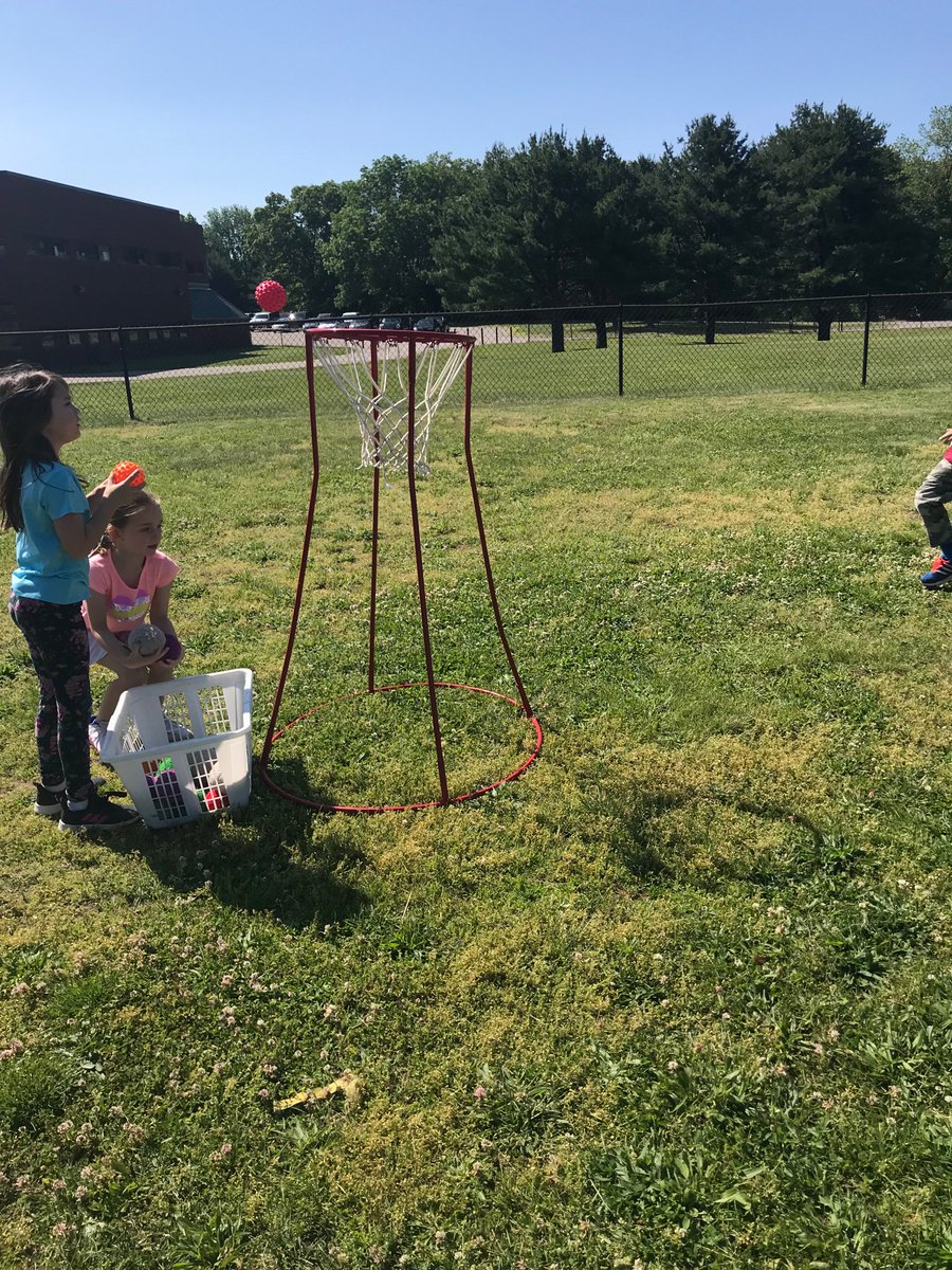 AroucaKerry's tweet photo. Obstacle Course fun at the JCS! #OutdoorWellness #LearningDirections #ExerciseWhileHavingFun #FitKids https://t.co/5FEFNMFHxx
