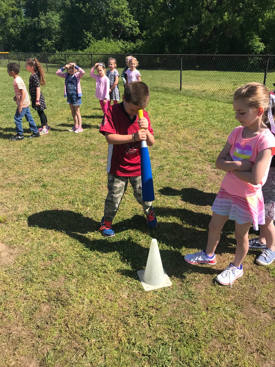 AroucaKerry's tweet photo. Obstacle Course fun at the JCS! #OutdoorWellness #LearningDirections #ExerciseWhileHavingFun #FitKids https://t.co/5FEFNMFHxx