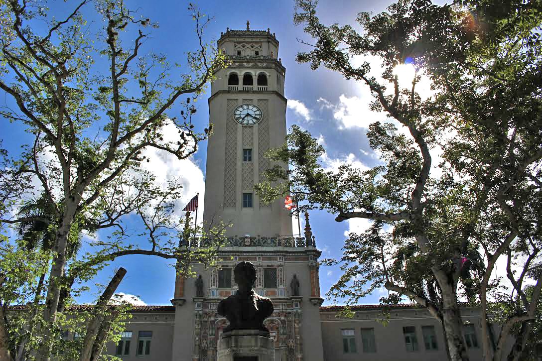 cbenespanol's tweet photo. #JuntaFiscalPR @FOMBPR aprueba su plan fiscal para la @UPR_Oficial - https://t.co/KxuaYNxeP5 https://t.co/SesAdKkXdl