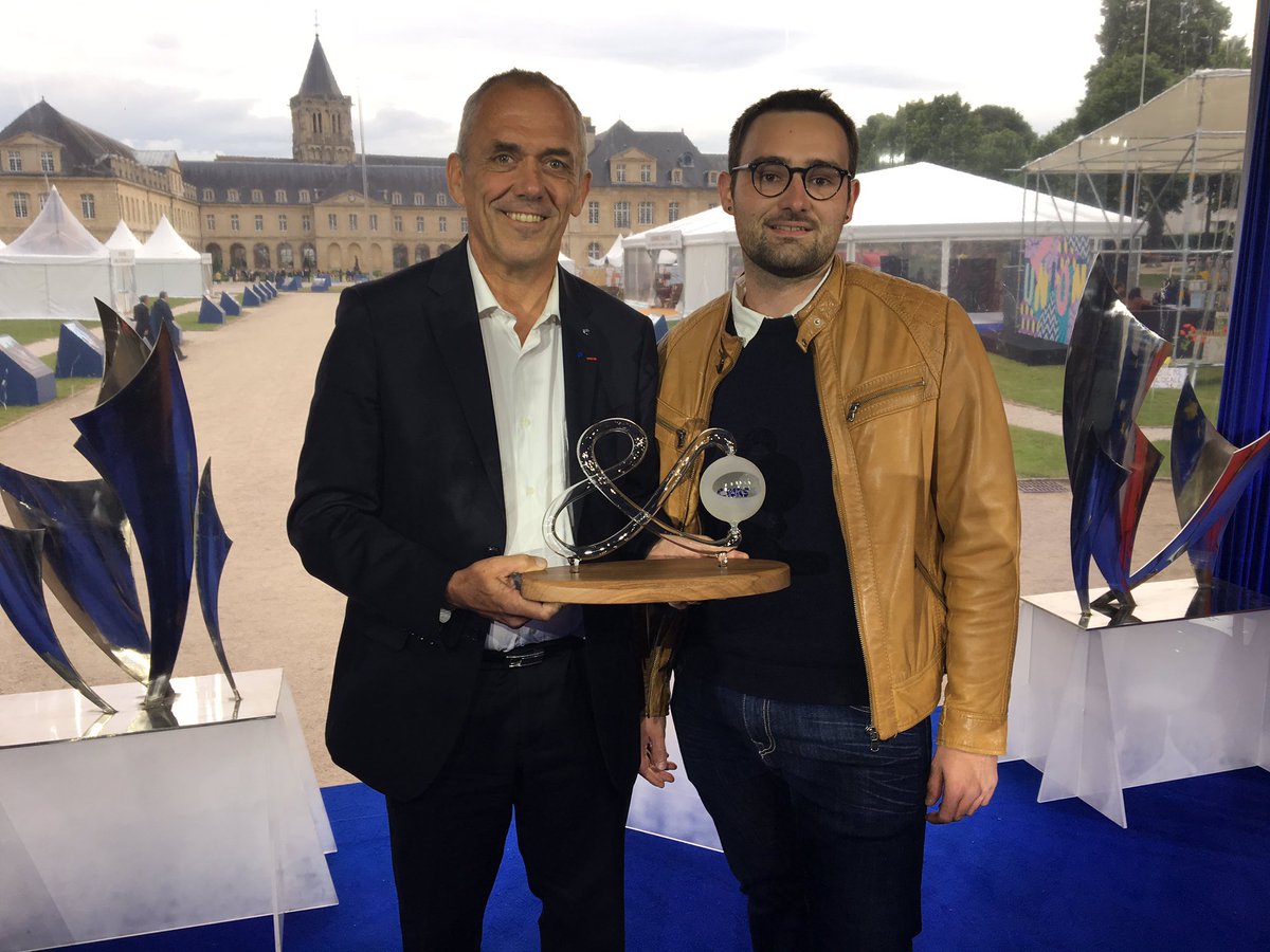 CNRS_PN's tweet photo. #Talents Adrien Lanel, souffleur de verre au @cnrs remet à Antoine Petit, Président-directeur général du CNRS, le trophée qu’il a créé à l’occasion des #80ansCNRS https://t.co/bURBq0Sx7N
