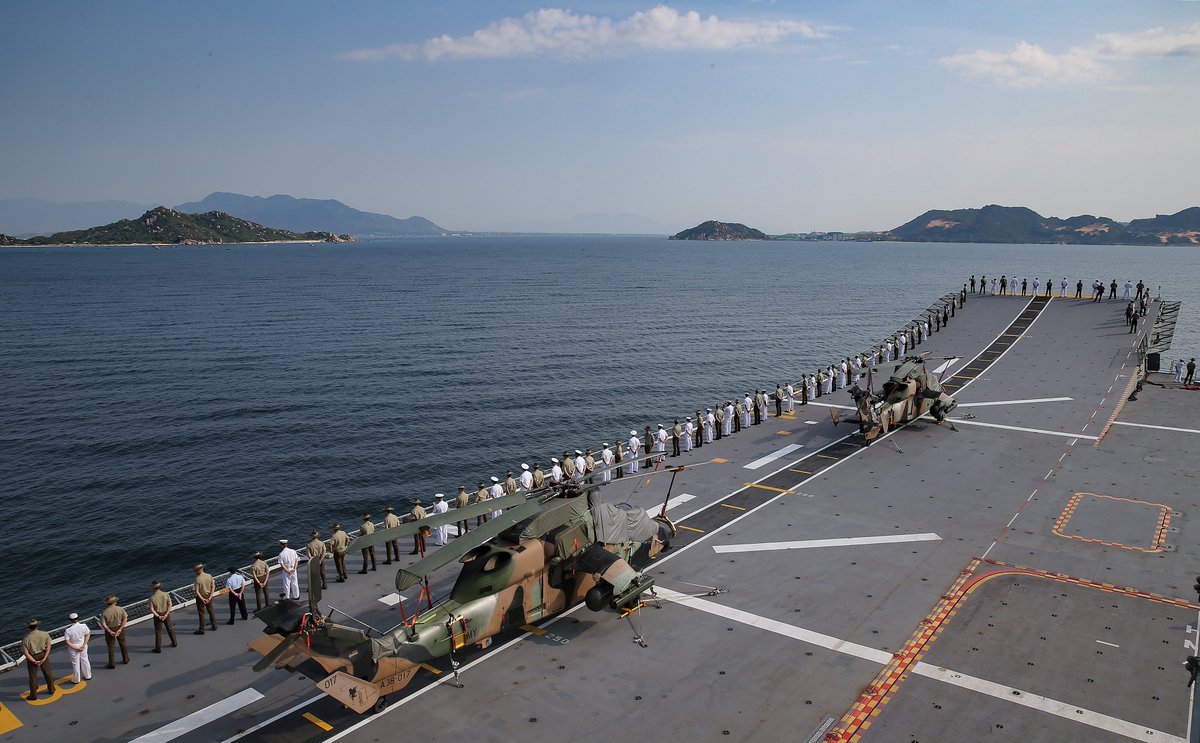 DefenceAust's tweet photo. Close ranks.
#YourADF line the flight deck on board HMAS Canberra for the arrival into Cam Ranh Bay, Vietnam, during #IPE19. #POTD #AusNavy #AusArmy #AusAirForce
๐ธ: CPL Kylie GIbson https://t.co/cw6jNSBdgi