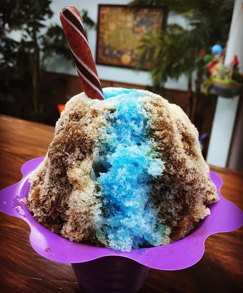 MWShaveIceCafe's tweet photo. Don’t let #HumpDay get you down! Welcome the first 100 degree day of summer with our spin on a #RootBeerFloat - #RootBeer and #BlueVanilla with #VanillaIceCream inside and a root beer stick on top, just for kicks!
#9thisland #ShaveIce #desserts #familyowned #treatyoself #vegas https://t.co/RGtAsLGZXt