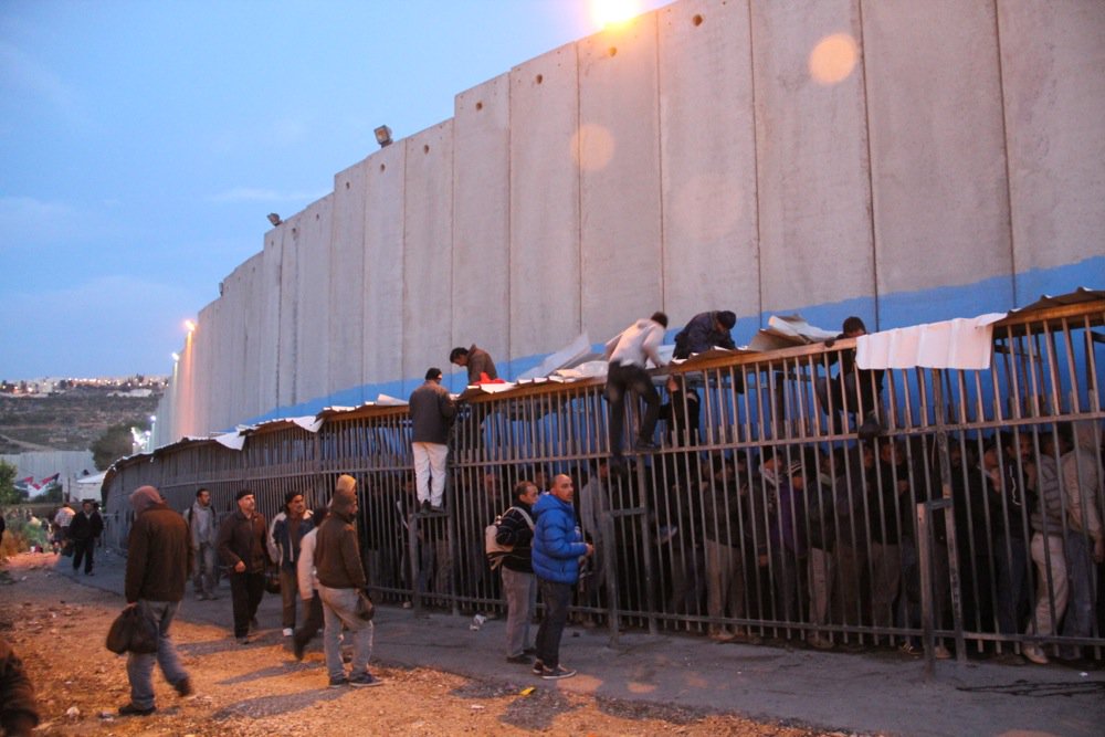 Boicotejar equips israelians, és una pràctica inspirada en la lluita contra l'apartheid sud-africà, basada en l'antiracisme. Denunciar l'apartheid israelià, és denunciar polítiques d'estat i estar al costat de les palestines i les jueves antiracistes. bds.cat/2019/06/05/boi…