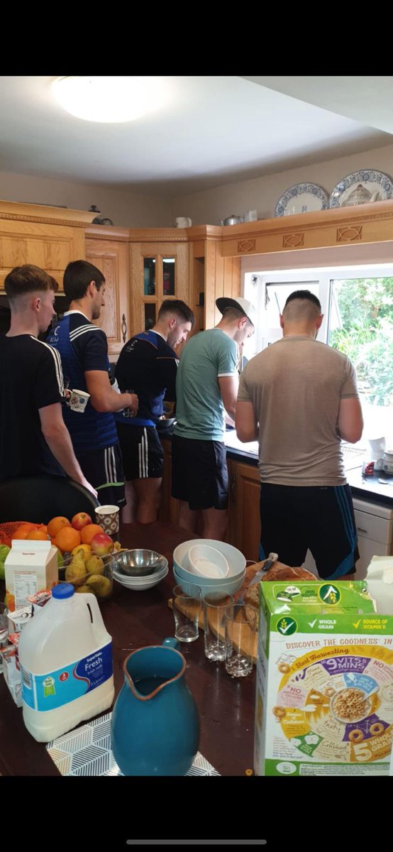 Bail ó Dhia ar an obair! Imreoirí <a href="/KiltaneGAA/">CLG Cill tSeadhna</a> ag ní na soithí i dtigh Chaitlín De Mordha sna Gorta Dubha, Baile an Fheirtéaraigh i rith #Comortas19 Sin spiorad an Chomórtais duit...