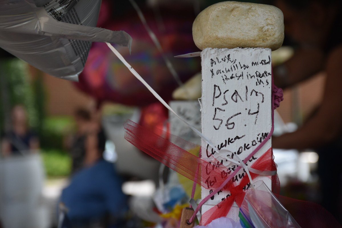 Marielena_TV's tweet photo. As the memorial for the 12 victims in the Virginia Beach shooting continues to grow, our community continues to come together 💙 #VBStrong #LoveforVB #PrayforVB https://t.co/LttsWdJrKn