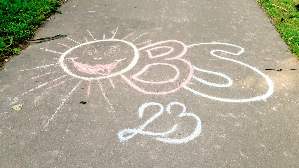 heikeontour's tweet photo. #OBS23
Auf dem Fahrradweg an der Weser zum Festival wird man 💛allerliebst empfangen.
@OBSfestival @GlitterhouseRec https://t.co/KzVCQO1fHl