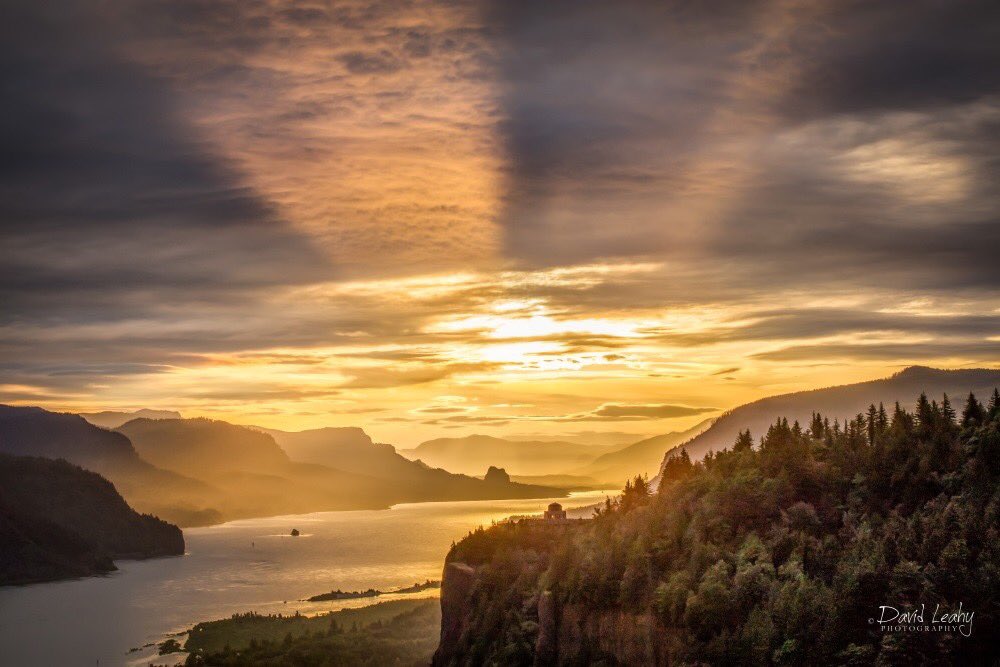 DavidLeahyPhoto's tweet photo. Another Columbia River Gorge-ous morning! #Oregon #pdx #PortlandOR #canonphotography #EarthCapture #GoodMorning #naturephotography #StormHour #weather @MarkNelsenKPTV https://t.co/ZqauTPfHMk