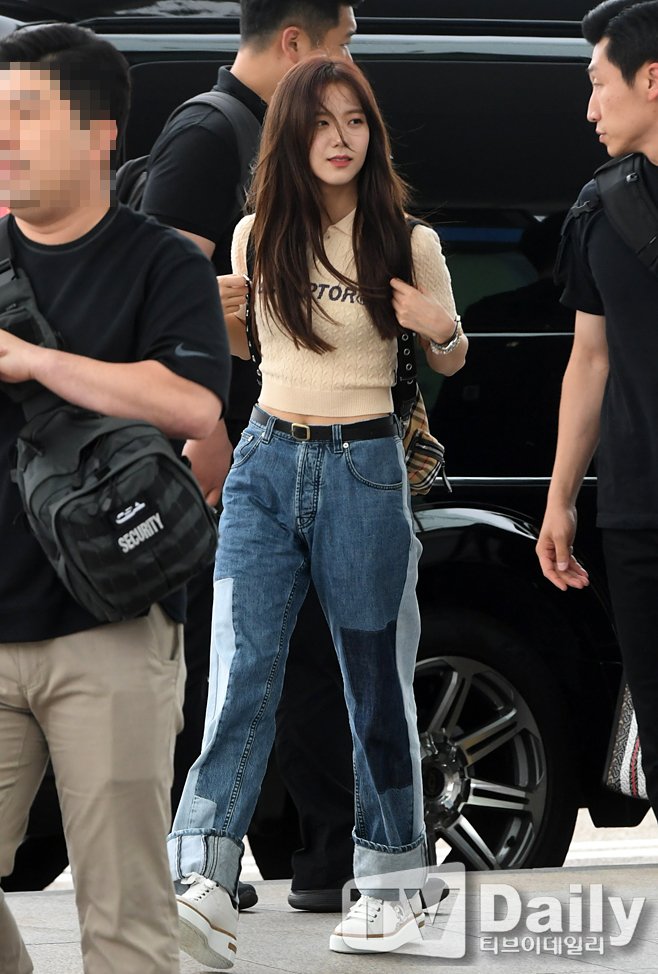 BBU_BLACKPINK's tweet photo. [PRESS] 190606 BLACKPINK at ICN Airport on their way to Manila, Philippines for Shopee event

#BLACKPINK #블랙핑크 @ygofficialblink https://t.co/QiYXu3zv8i