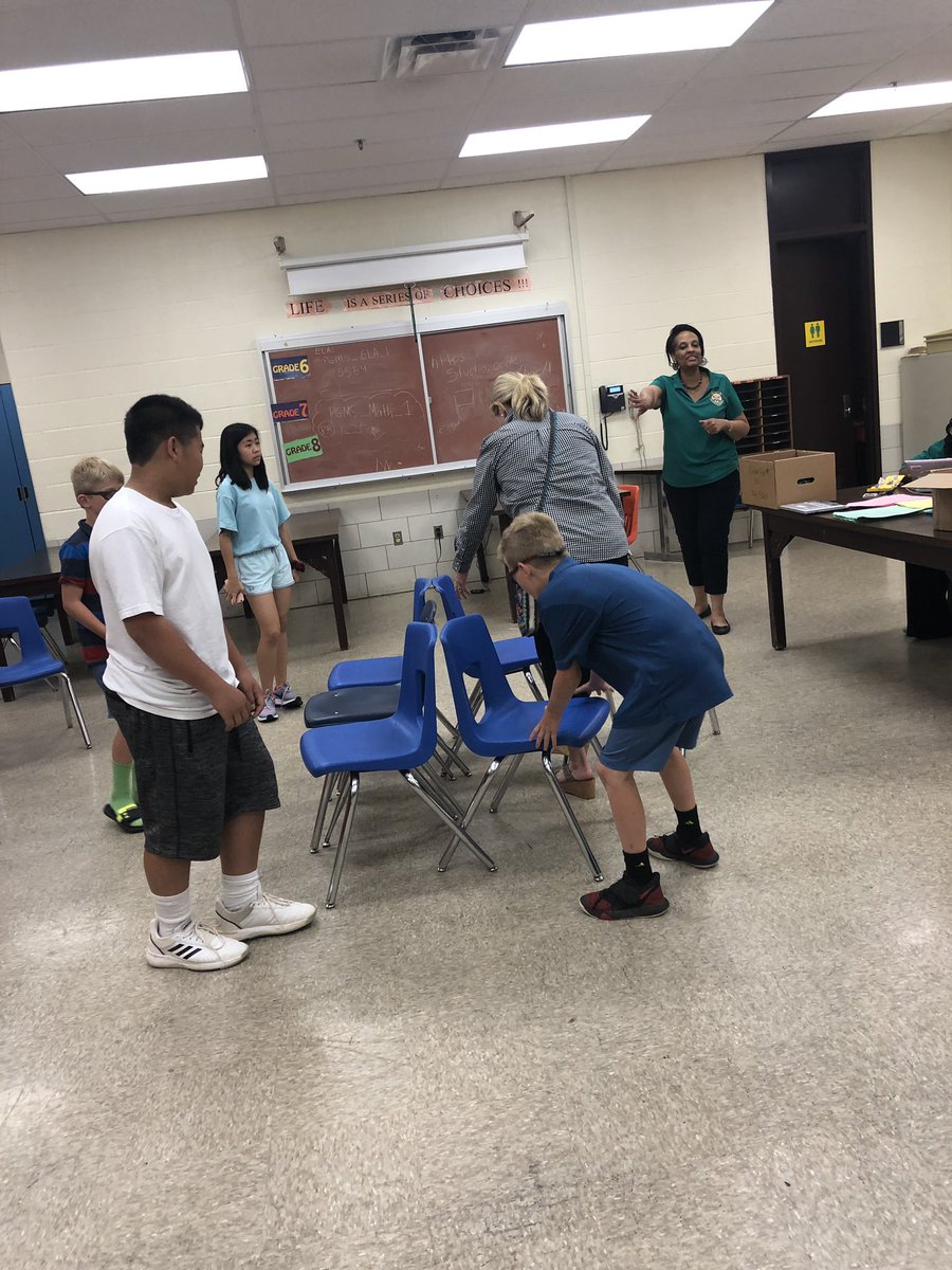 TNelson21236's tweet photo. Having a great time at @PGMSinBCPS Family Fun Night - karaoke, board games, trivia, and cougar. https://t.co/7fTbC5IFWO