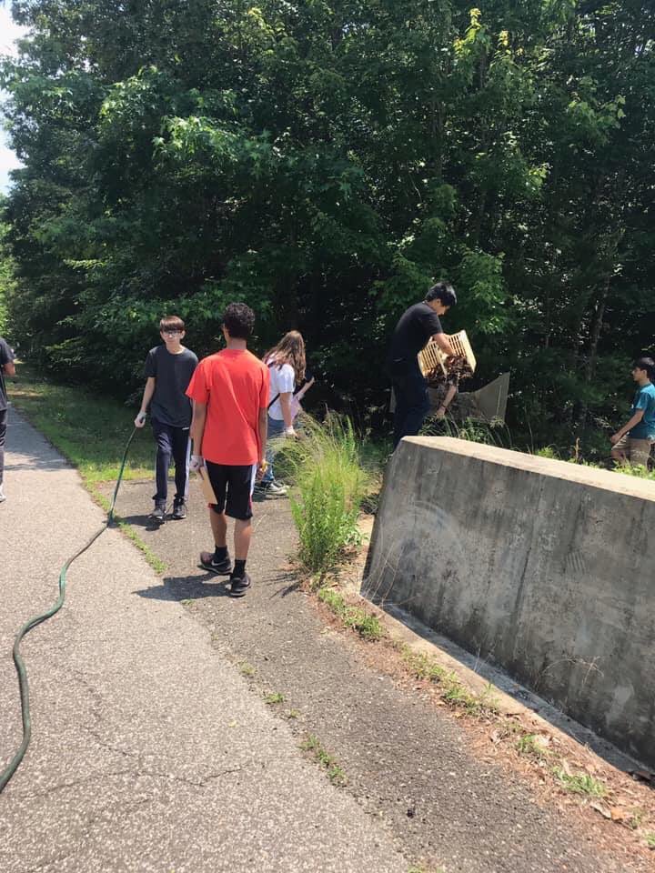 MillCreekMSCCPS's tweet photo. For the past few days Mrs. Gallihughβs 8th grade science students have picked up over 2500 pieces of trash around MCMS in an effort to keep them out of the bay. #plasticwatch #8thgraderssavetheworld
#reducereuserecycleREFUSE https://t.co/qMc8cb4Edk