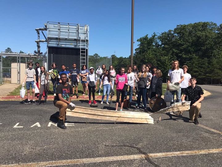 MillCreekMSCCPS's tweet photo. For the past few days Mrs. Gallihughβs 8th grade science students have picked up over 2500 pieces of trash around MCMS in an effort to keep them out of the bay. #plasticwatch #8thgraderssavetheworld
#reducereuserecycleREFUSE https://t.co/qMc8cb4Edk