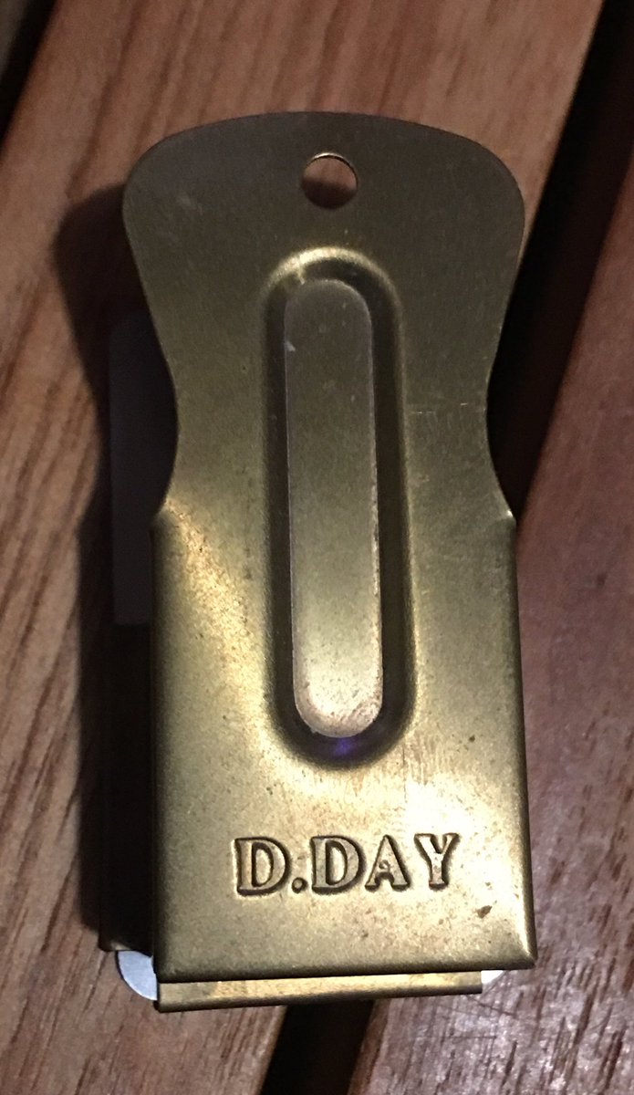 EJB1966's tweet photo. 75 jaar geleden streden vele jonge jongens in een onbekende wereld voor onze vrijheid. Ze kregen een ‘ideaal’ communicatiemiddel mee! Velen werden doodgeschoten omdat de Duitse geweren hetzelfde geluid maakten. Offers!! Dat wij hen NOOIT vergeten! #Operatieoverlord #dday https://t.co/iKAPzR2EDA
