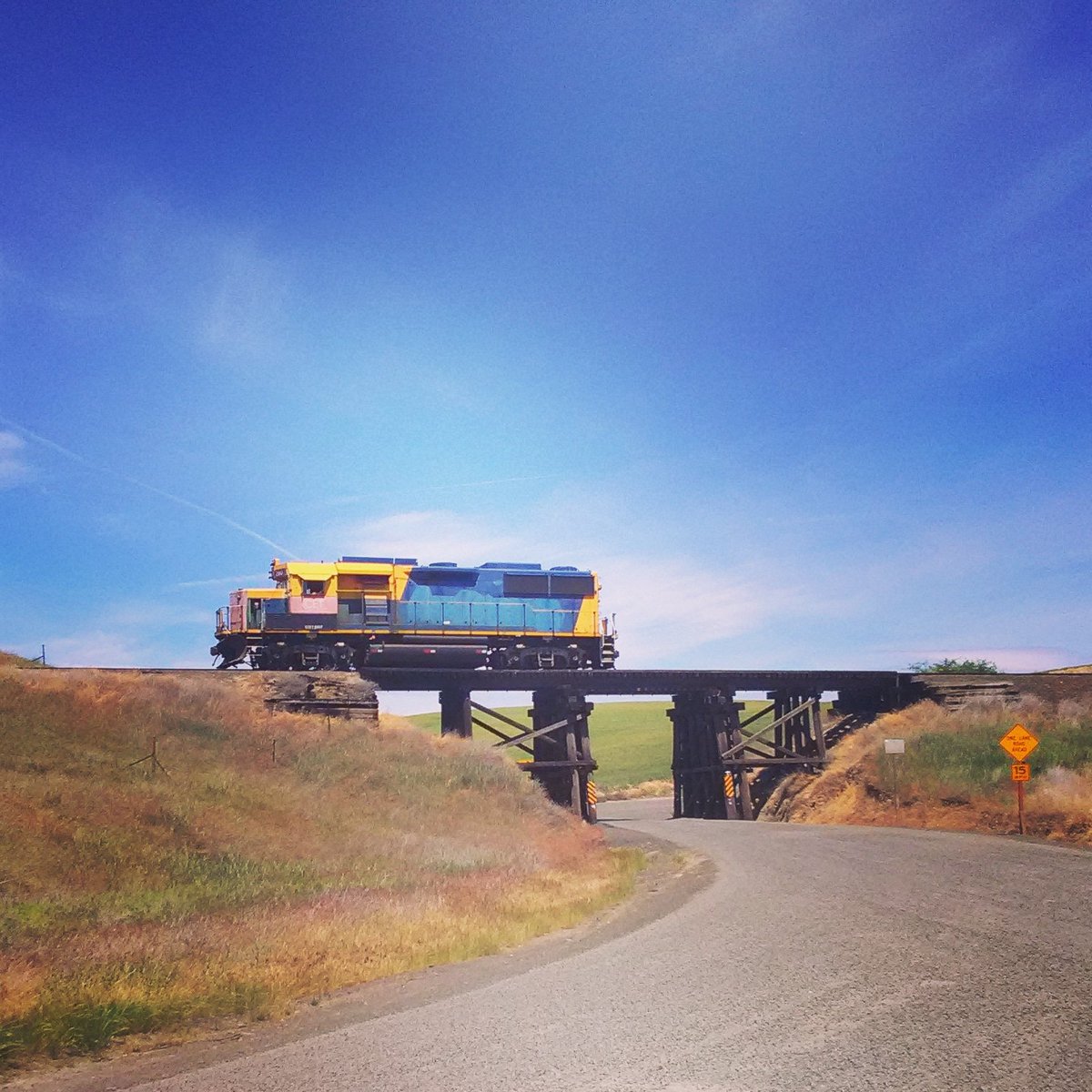 mtskidmark's tweet photo. #CCET 2807 rolling north in the Palouse Hills in Walla Walla County 6/5/19 #gp49 #cww #columbiarail #train #shortline https://t.co/tsZUjqUb02