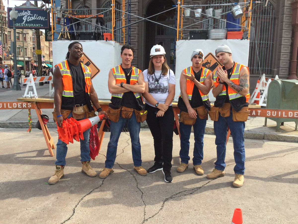 WolvesOfDesire's tweet photo. Wherever I go, I always find musicians to love on. I never tire of seeing their sets and supporting what they do.
That being said, I’ve fallen in love with my @UniversalORL #BeatBuilders. This group of guys, especially, are wonderful. https://t.co/whQPr9uyJM