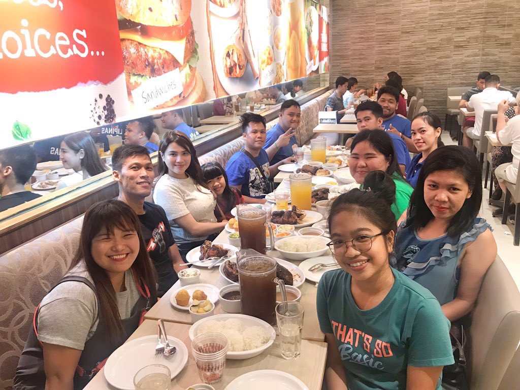 FlyingBNatics's tweet image. Last night’s dinner after game. Thank you as always, Kuya Mark and Ate @ruselleabarroca ! ❤️❤️