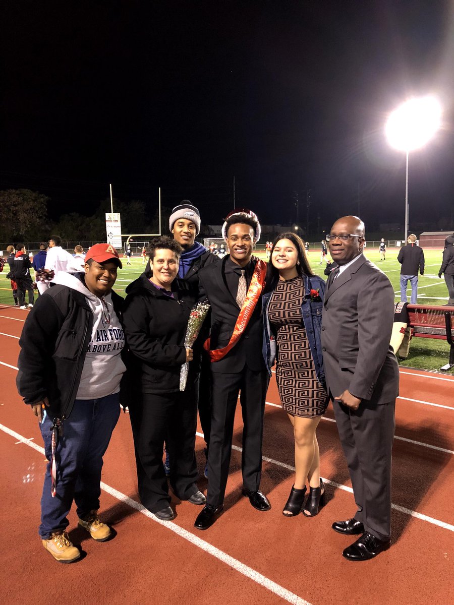 kaybobo3's tweet photo. #HSDGraduation2019 https://t.co/TffkOUq59M