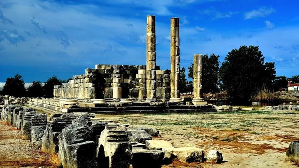 2900 YIL ÖNCE BAYRAM KUTLAMASI:

Milattan 900 yıl evvel insanlar Anadolu'nun bir şehrinde (Xanthos, Muğla), bir tapınağa aşağıdaki yazıyı asarlar. Sıraya girip okurlar sonra birbirlerine sarılır bayramlarını kutlarlardı.
İşte o yazı: