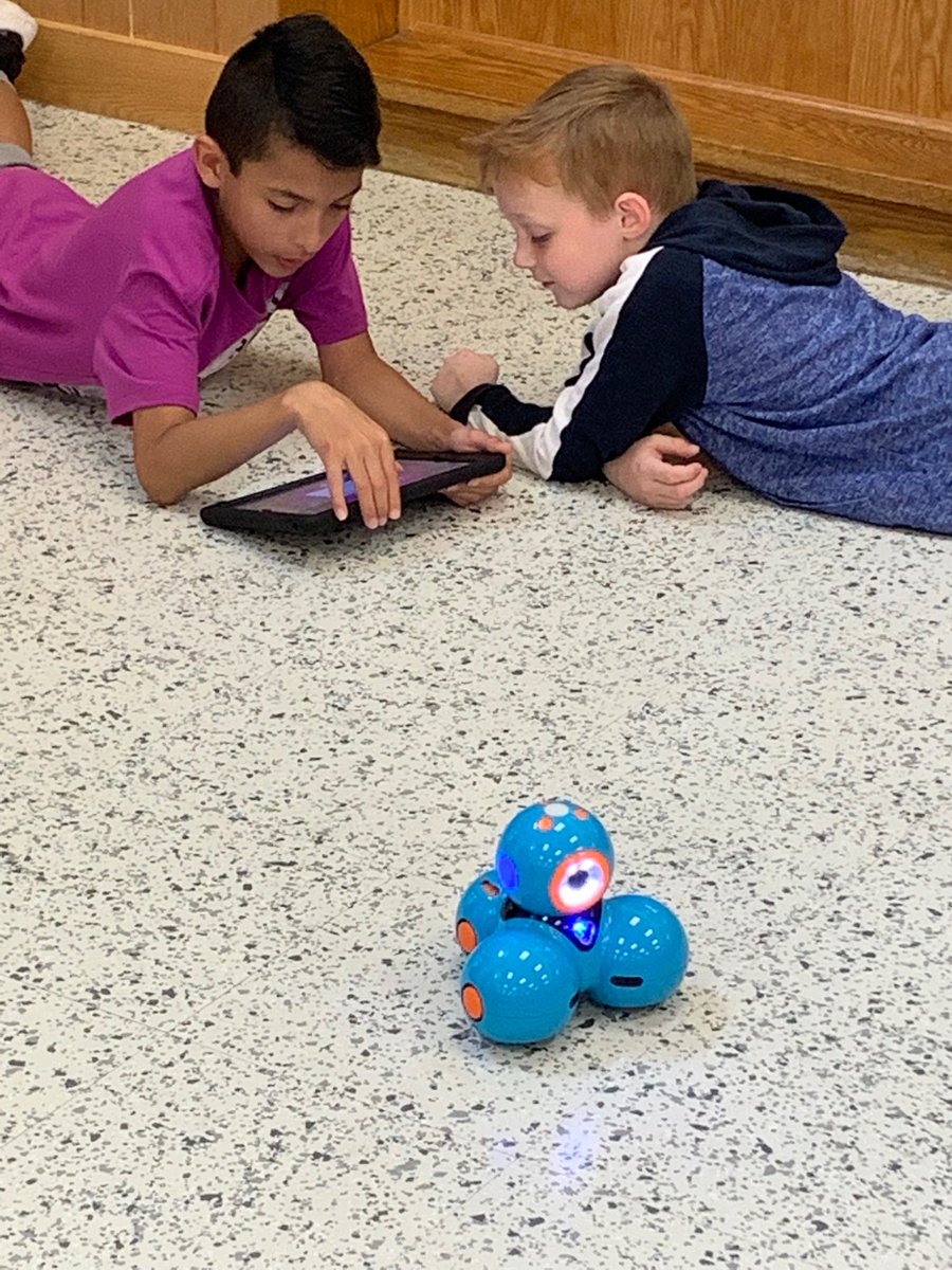 britchwg's tweet photo. Mrs. McDonald’s 5th grade showing Mrs. Thome’s 1st grade how to code with Dash. #peerpartners #codingisfun ⁦@WestGeneseeCSD⁩ ⁦@EHElementary⁩ https://t.co/1e5mXGxOW6
