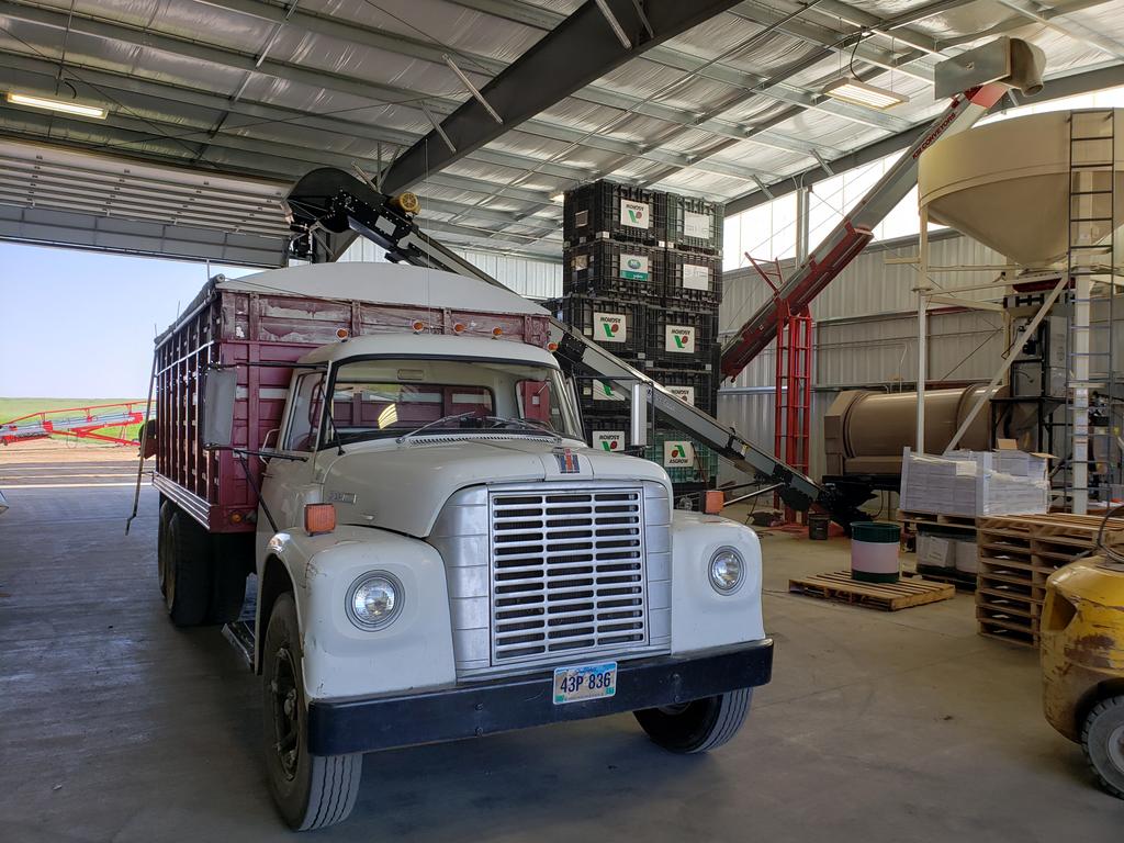 RRademac's tweet photo. Like this classic truck and treating beans, some things just work. Treating beans protect farmers seed from disease or insect damage in the soil that may require replanting otherwise! So do it right the first time and treat your beans! #Plant19 #creatingconnections @CHSInterns https://t.co/2rnrgFt0j7