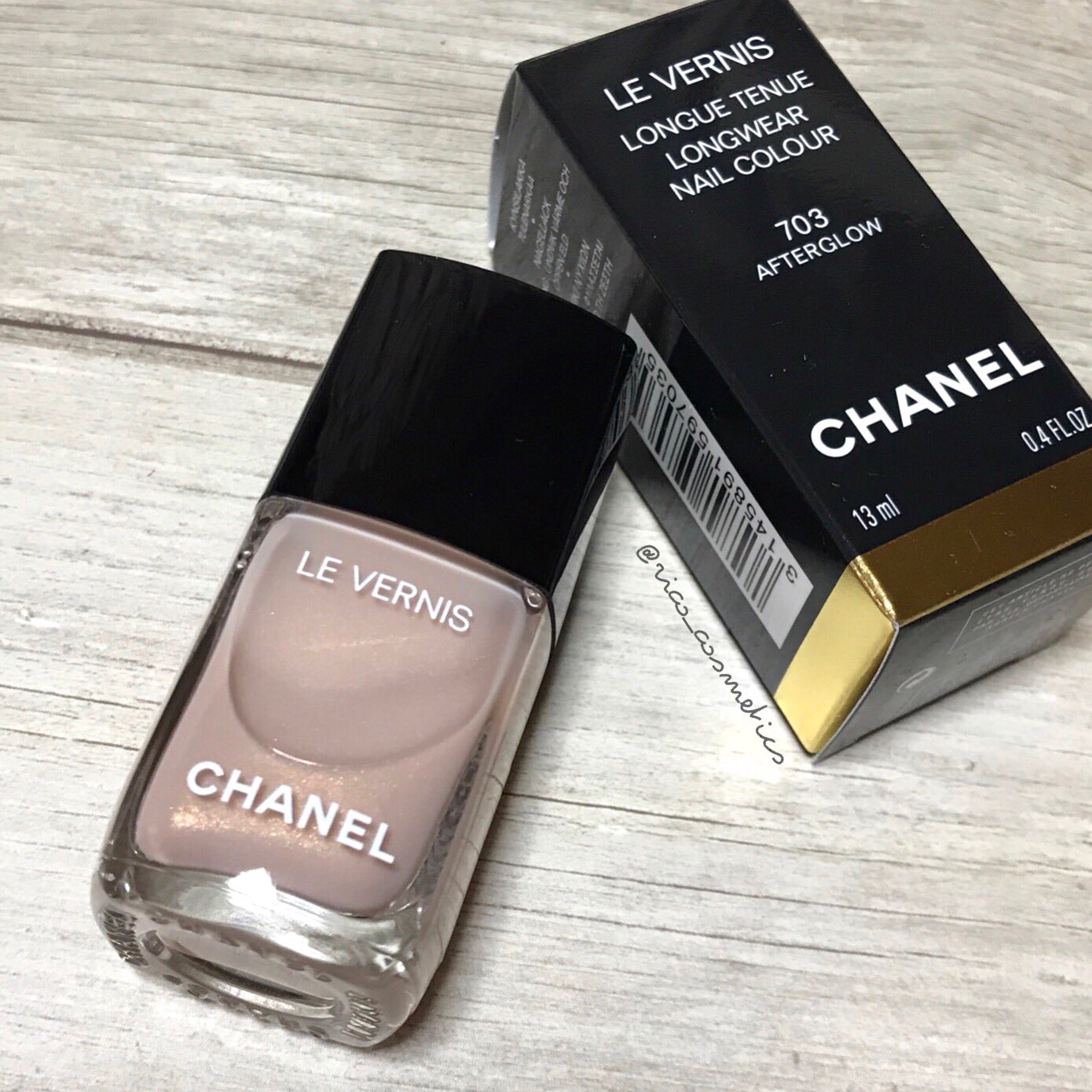 りこ Chanel ヴェルニ ロングトゥニュ 今回の色展開好き過ぎて悩んだけど 仕事でもガンガン使える 703 Afterglowに 細かいゴールドパール入りの淡いグレイッシュベージュ とにかく指が綺麗に見える 画像はネイルズインクの乳白色ベースの上に二度塗り