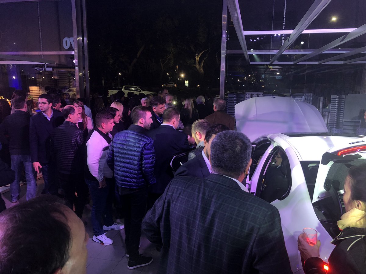 BMMgroup's tweet photo. Más del evento de presentación del nuevo modelo de @BMW #Serie3 https://t.co/GNcW4uVULw