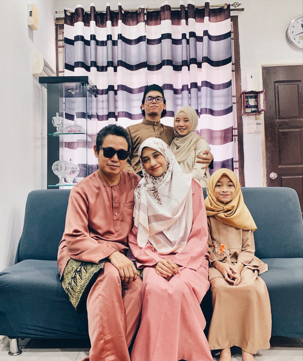 nrainsfya's tweet photo. 1st Syawal ; Selamat Hari Raya from us πππ»β¨ #myside #1stfamily #teamrayajb https://t.co/niCePTG7Xv