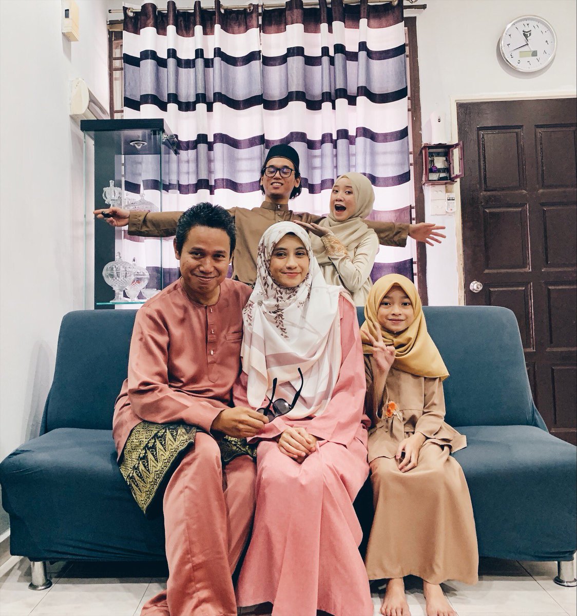nrainsfya's tweet photo. 1st Syawal ; Selamat Hari Raya from us πππ»β¨ #myside #1stfamily #teamrayajb https://t.co/niCePTG7Xv
