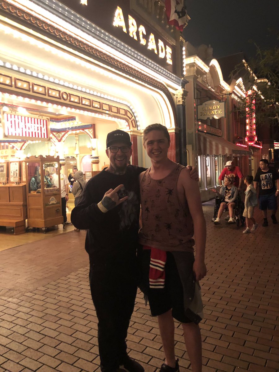 cdawgmasterswag's tweet image. Got to meet @GrimmGreen last night at Disneyland! Thanks for all you do for the community, and for letting me take a pic with you! #GrimmArmy