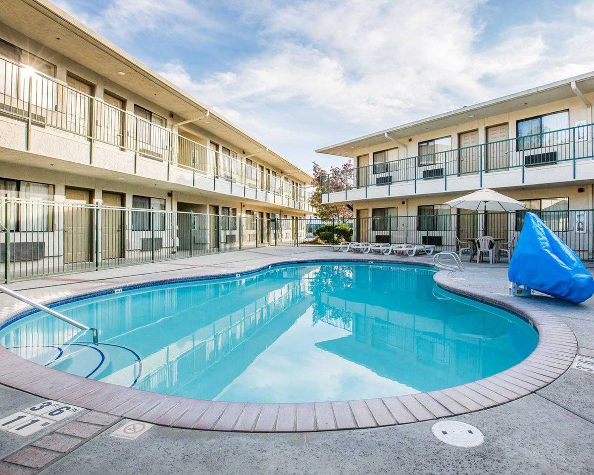 YosemiteComfort's tweet photo. Soak up some California sun after a day of sightseeing around town. Our pool is ready for you!  https://t.co/EiFmAF07RJ https://t.co/9KqbqkB0Bm